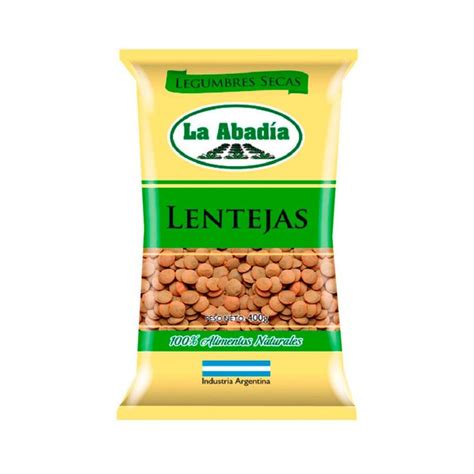 Persona con una bolsita de lentejas en la mano