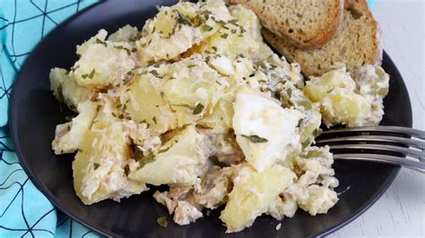 Ingredientes de la ensalada de patata y atún mezclados en una ensaladera