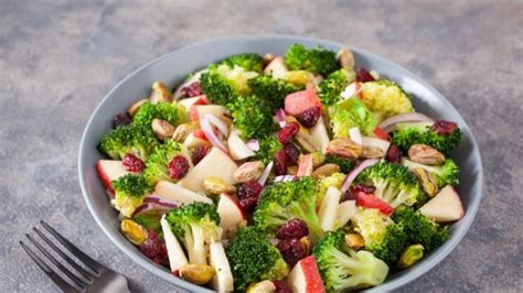 Ensalada de brócoli con manzana y frutos secos