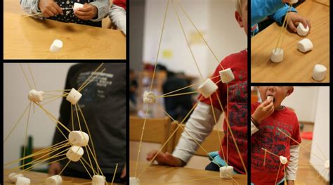 Personas construyendo una torre de espaguetis con malvavisco
