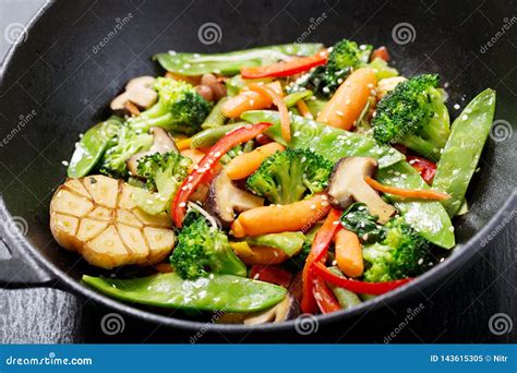 Verduras sofritas en una sartén.