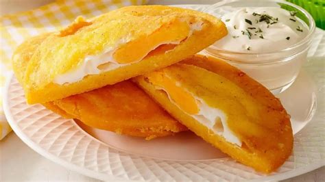 Arepa de Huevo colombiana recién frita