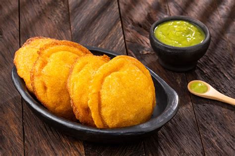 Arepas de Huevo servidas con salsa picante
