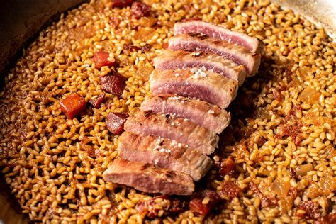 Ingredientes principales para el arroz con secreto ibérico y alcachofas