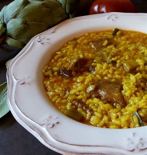 Arroz de presa ibérica y alcachofas servido en paella