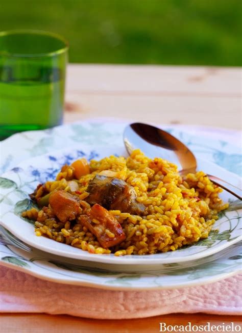 Paella de secreto ibérico con alcachofas y ajos tiernos