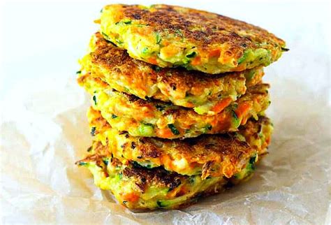 Tortitas de calabacín y zanahoria recién hechas