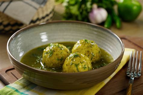 Albondigas de pollo en salsa verde