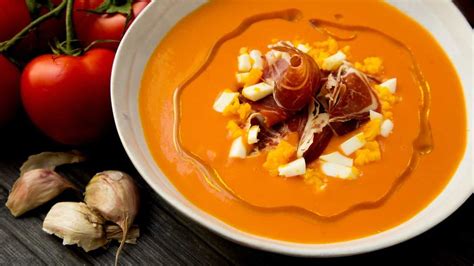 Mortero con ingredientes para el salmorejo