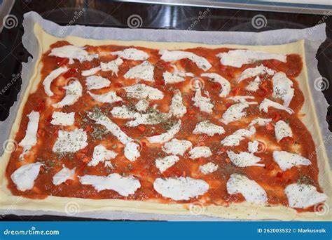 Pizza casera lista para hornear