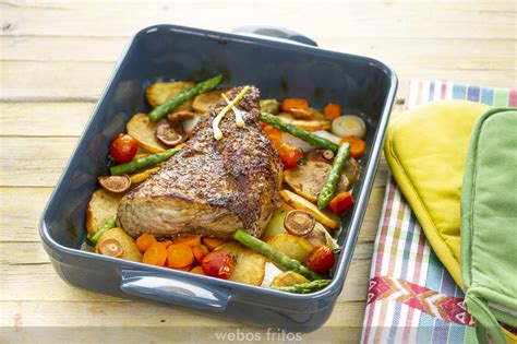 Rabillo de ternera asado con verduras en una bandeja de horno