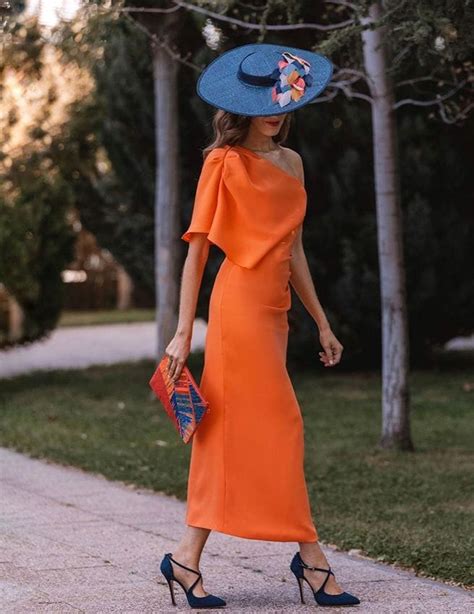Complementos dorados para vestido naranja
