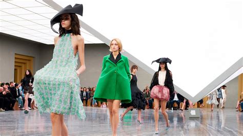 Desfile de moda con prendas naranjas en otoño