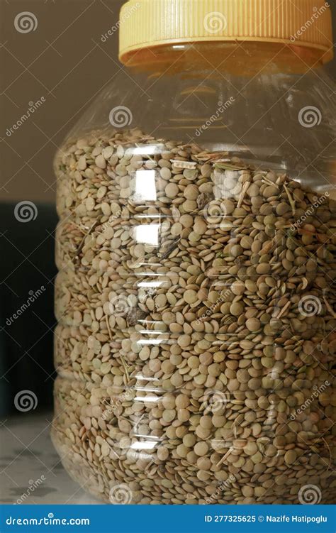 Lentejas secas en un recipiente de almacenamiento