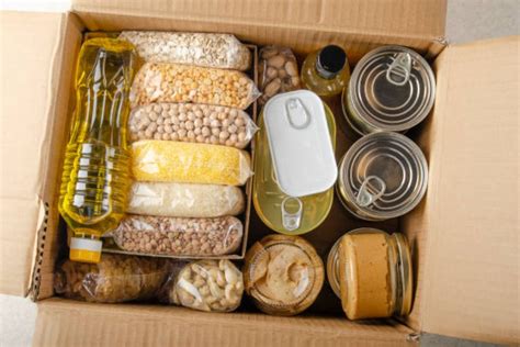 Variedad de alimentos no perecederos en una despensa