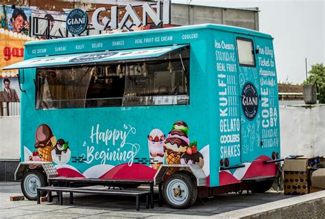 Foodtrucks sirviendo hamburguesas en un parque