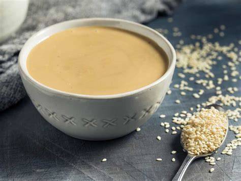 Salsa tahini casera en un bol
