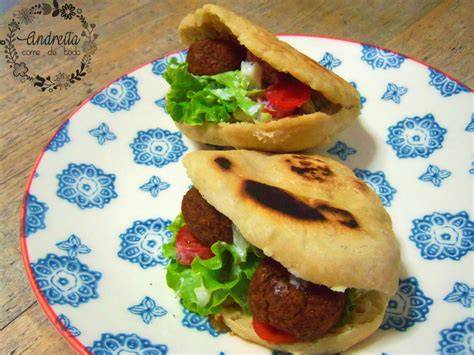 Pan de pita relleno de falafel, vegetales y salsa
