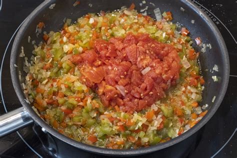 Preparación del sofrito para caldereta