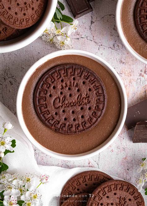 Natillas de chocolate servidas con galleta