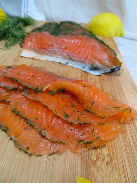 Salmón curado casero servido en láminas con eneldo