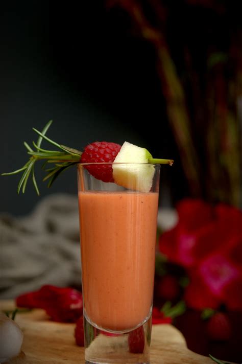 Gazpacho de frambuesa con soda de pomelo