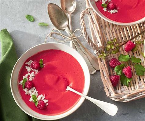 Gazpacho de frambuesa en cuenco con toppings