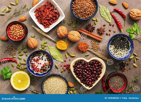 Variedad de especias para cocinar legumbres