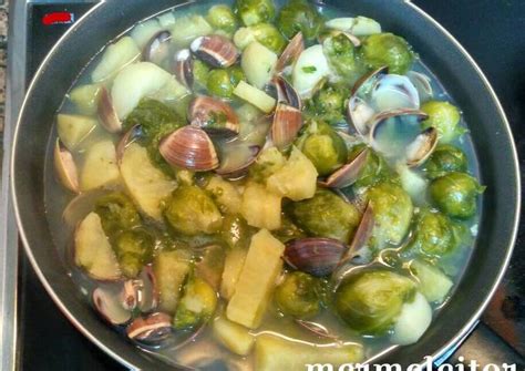 Almejas con coles de Bruselas