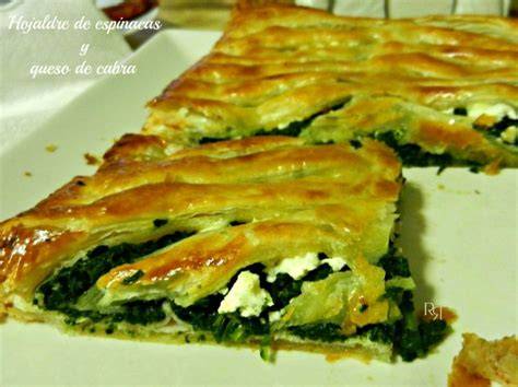 Masa de hojaldre extendida con espinacas y queso de cabra