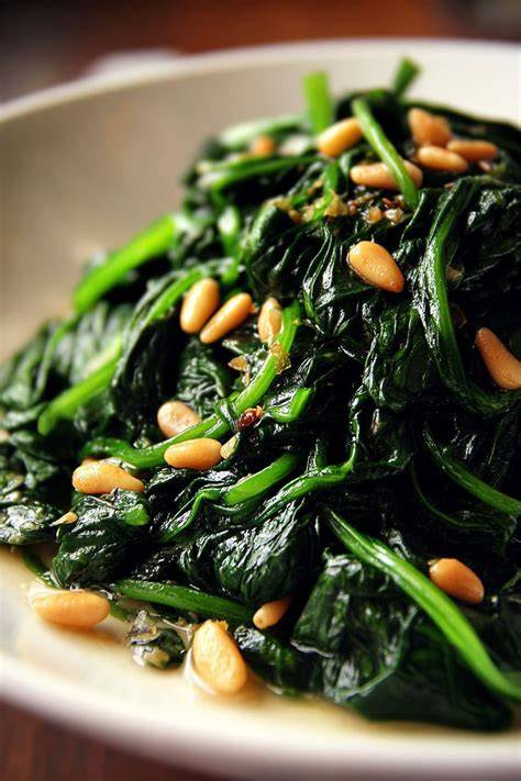 Espinacas salteadas con ajo y piñones