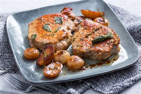 Chuletas de cerdo dorándose en sartén