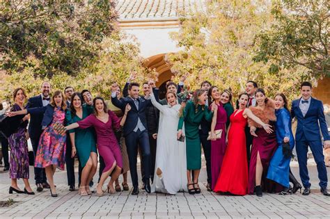 Invitados disfrutando de mantas en una boda al aire libre
