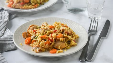 Plato de arroz con pollo y verduras servido