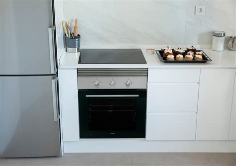 Cocina moderna con placa de inducción y horno eléctrico