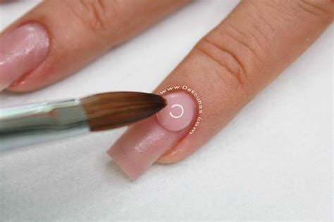 Proceso de relleno de uñas acrílicas