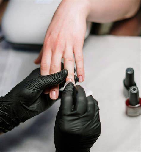Proceso de retirada de uñas acrílicas