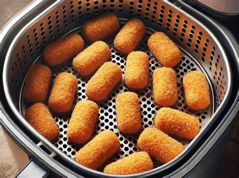 Freidora con croquetas dorándose