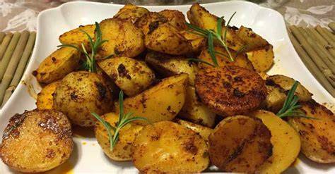 Patatas nuevas cocinadas con ajo y romero