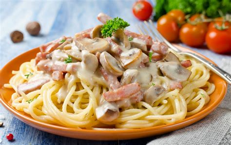 Ingredientes para espagueti con nata y champiñones