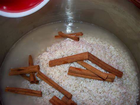 olla cocinando arroz con canela y clavos