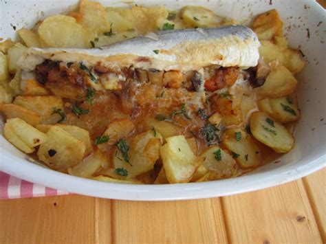 Merluza horneada sobre cama de patatas panadera