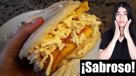 Arepa con tajadas de plátano y queso