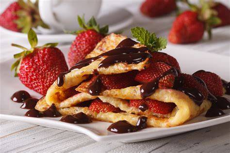 Crepes rellenos de chocolate, fresas y plátanos