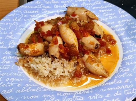 Calamares guisados servidos con arroz blanco