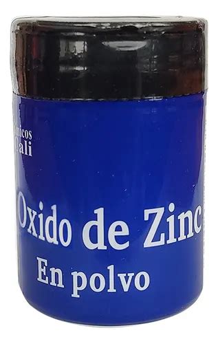 Imagen macro de polvo de óxido de zinc y su aplicación en la piel