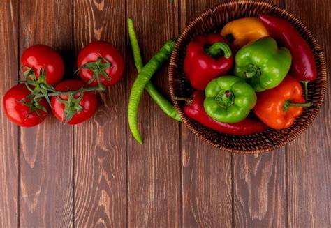 Tomates maduros y pimientos rojos