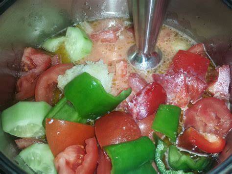 Proceso de triturado de gazpacho en batidora