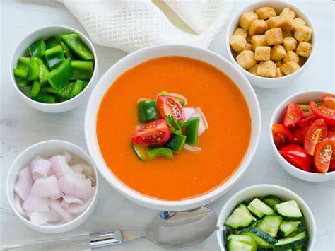 Cuenco de gazpacho con guarnición