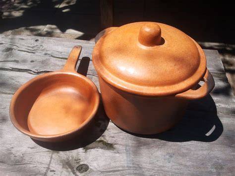 Ollas de barro listas para cocinar